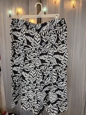 Classic Black & White Leaf-Print Pencil Skirt